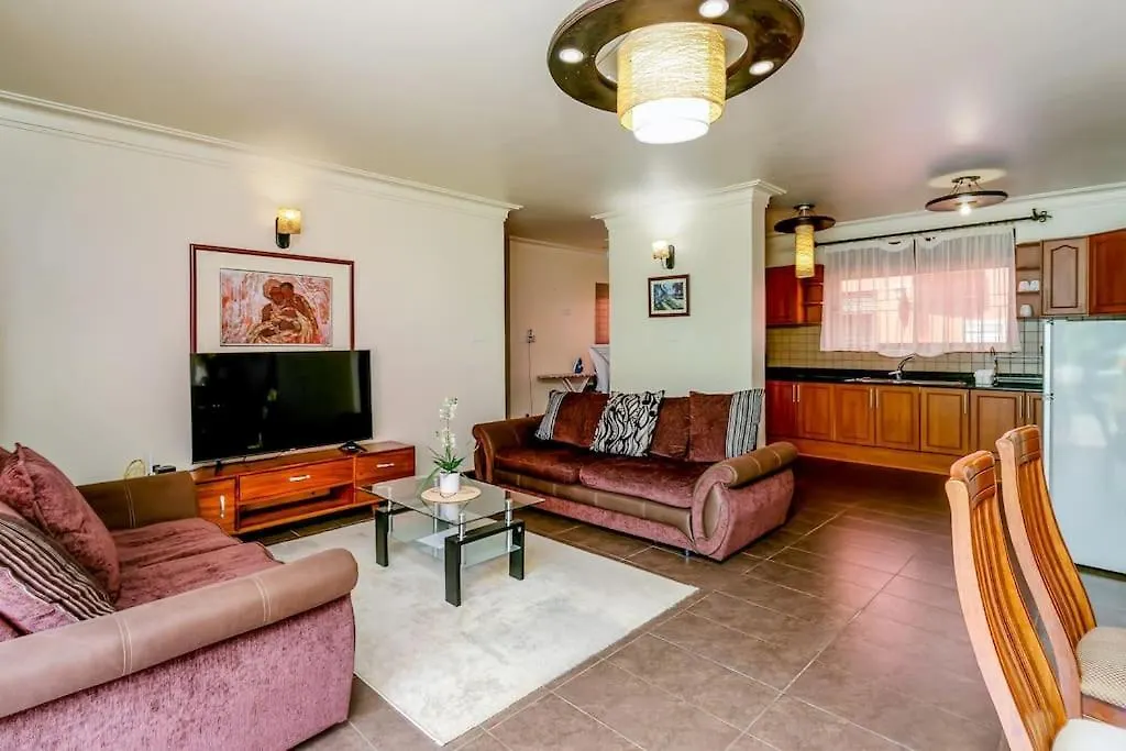 Lake Victoria Residence - 2 Bedroom Spacious, Garden Apt, 10 Mins To Entebbe Airport