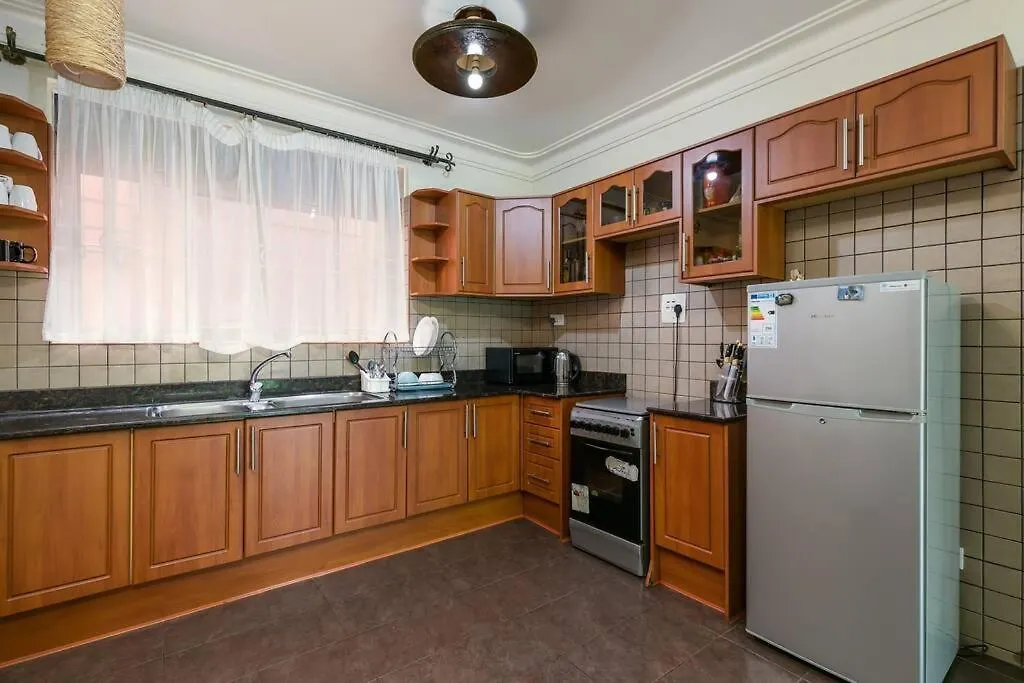 Lake Victoria Residence - 2 Bedroom Spacious, Garden Apt, 10 Mins To Entebbe Airport